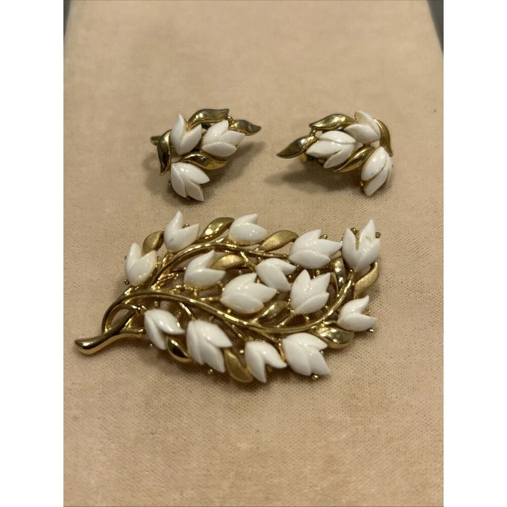 Crown Trifari Brooch Earrings Flower White Lily Tulip Alfred Philippe Gold Tone